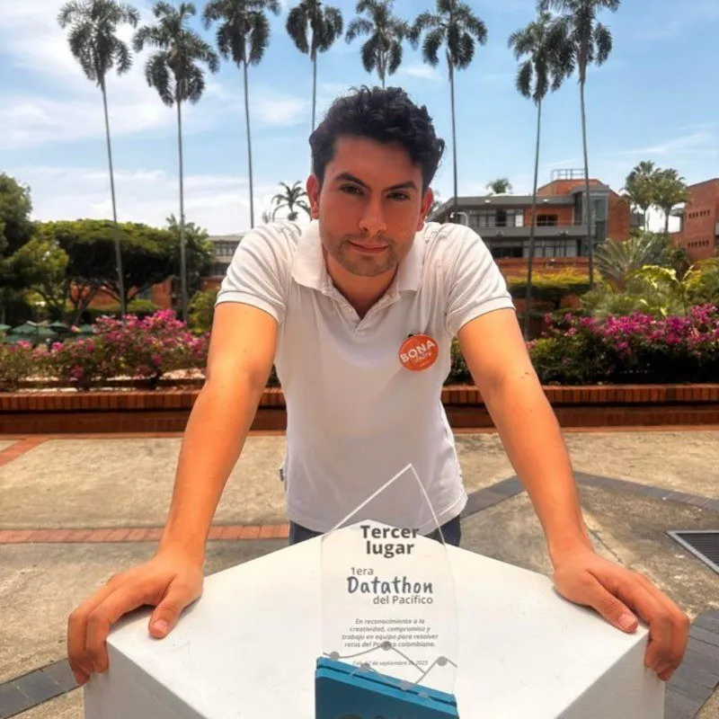 Santiago Garcia with the third-place trophy of the first Datathon del Pacífico